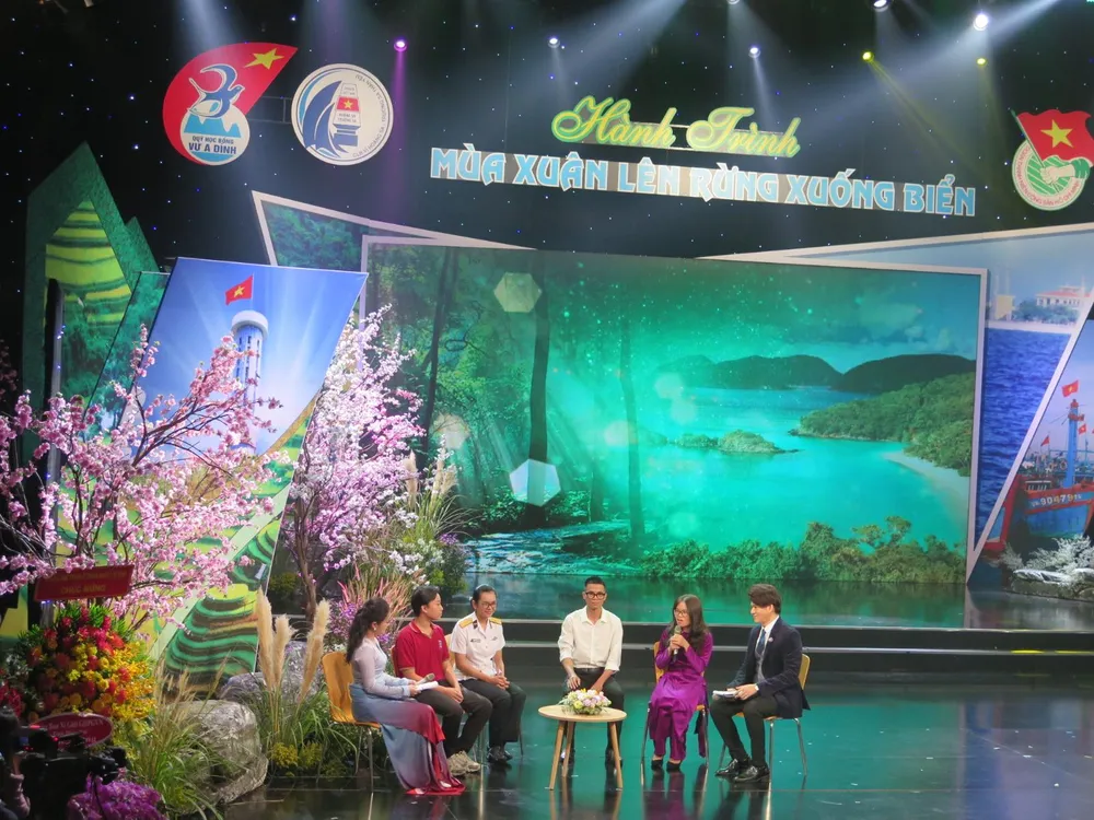 Huyền Thương và các cá nhân tiêu biểu giao lưu tại chương trình "Hành trình mùa xuân lên rừng xuống biển". Huyền Thương và các cá nhân tiêu biểu giao lưu tại chương trình "Hành trình mùa xuân lên rừng xuống biển".