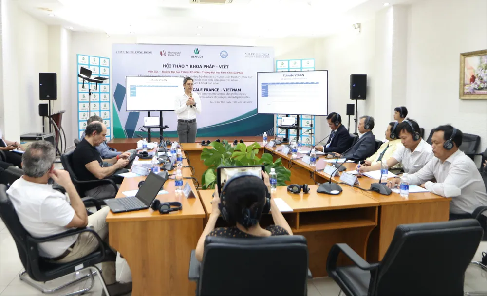 GS Pascal Richette trình bày tại hội thảo. Ảnh: PC Mô hình điều trị bệnh gút