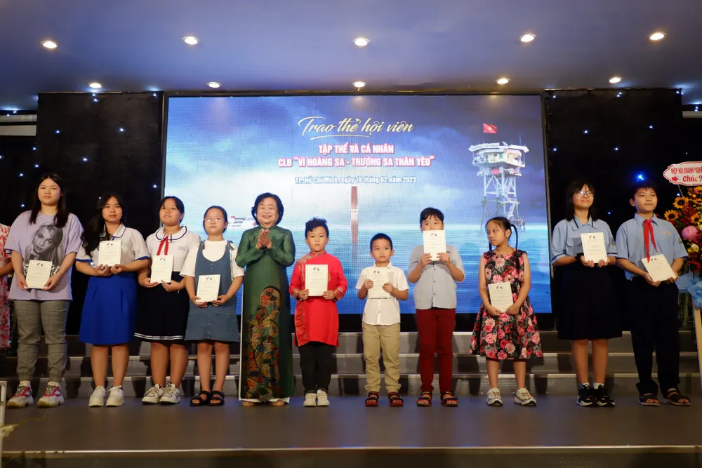 Các hội viên nhí được "CLB Vì Hoàng Sa - Trường Sa thân yêu" kết nạp. Ảnh: HL Các hội viên nhí được "CLB Vì Hoàng Sa - Trường Sa thân yêu" kết nạp. Ảnh: HL