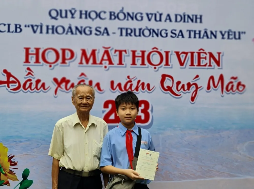 Em Lê Hồng Anh cùng ông nội Lê Hồng Tư, cựu tù Côn Đảo tại buổi họp mặt. Ảnh: GDCC Em Lê Hồng Anh cùng ông nội Lê Hồng Tư, cựu tù Côn Đảo tại buổi họp mặt. Ảnh: GDCC