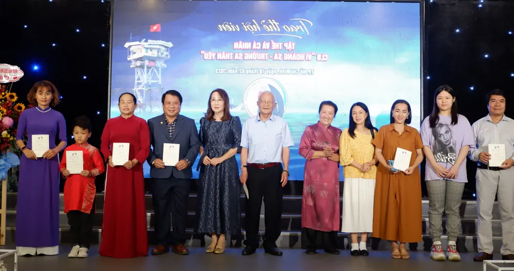 Hai gia đình có hầu hết thành viên tham gia CLB "Vì Hoàng Sa - Trường Sa thân yêu". Ảnh: HL Hai gia đình có hầu hết thành viên tham gia CLB "Vì Hoàng Sa - Trường Sa thân yêu". Ảnh: HL