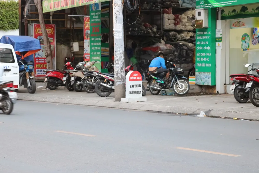 Một cột mốc giao thông được "nhái" dưới tên cửa hàng vải trên đường Hồng Lạc (quận Tân Bình). Ảnh: HT z5094430146576_03025ad10224c6e3e08dc4f95e64fd03.jpg