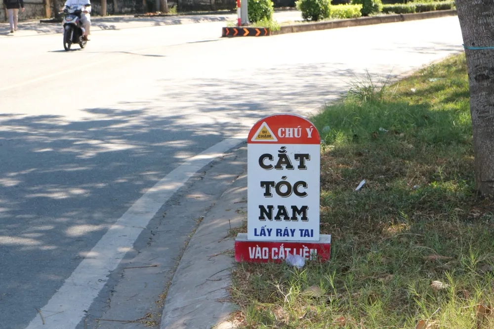Một biển hiệu "nhái" khác trên đường Quảng Trường Sáng Tạo (TP. Thủ Đức). Đa số hình dáng, màu sắc các biển hiệu này giống đến 90% các cột mốc giao thông. Ảnh: HT z5094430202320_b5b01de2db20e55e385a156e87f08d5e.jpg
