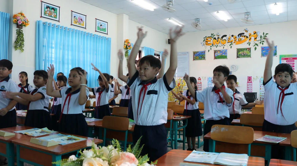 Các học sinh Trường Tiểu học Thạnh An tham gia tiết học Âm nhạc qua lớp học số.jpg