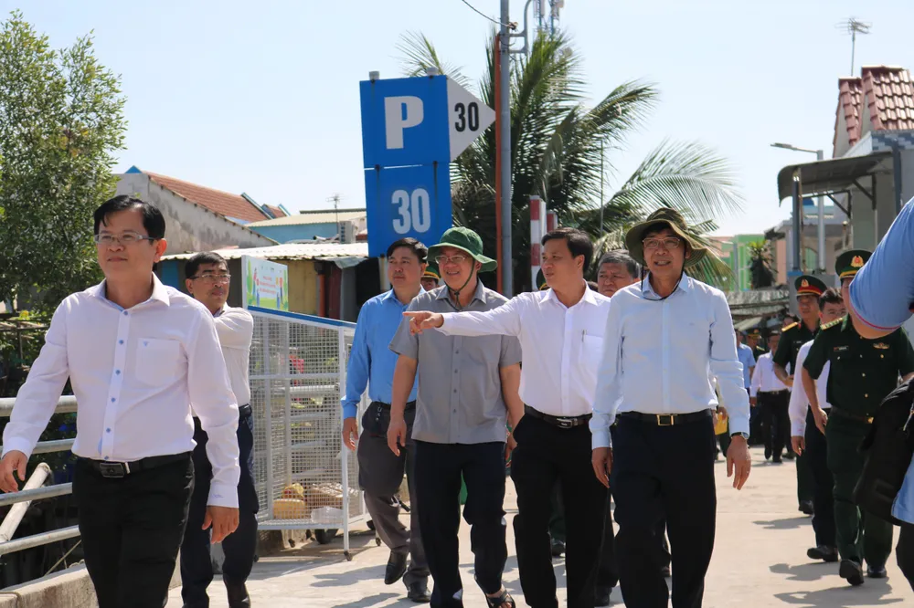 Ông Nguyễn Hồ Hải cùng Đoàn lãnh đạo TP đến thăm quan một số công trình xây dựng tại xã đảo Thạnh An.jpg
