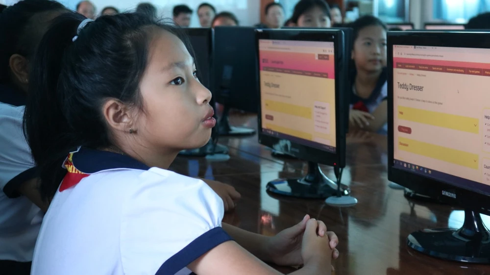 Phương Vy (HS lớp 5, Trường Tiểu học Thạnh An) cho biết em rất thích những tiết học số vì cô giáo cho tham gia nhiều trò chơi thú vị.jpg