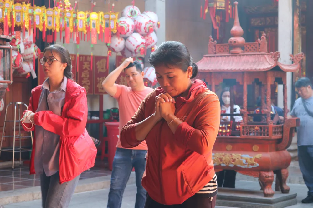 người dân TP đi cúng bái, vay lộc .jpg