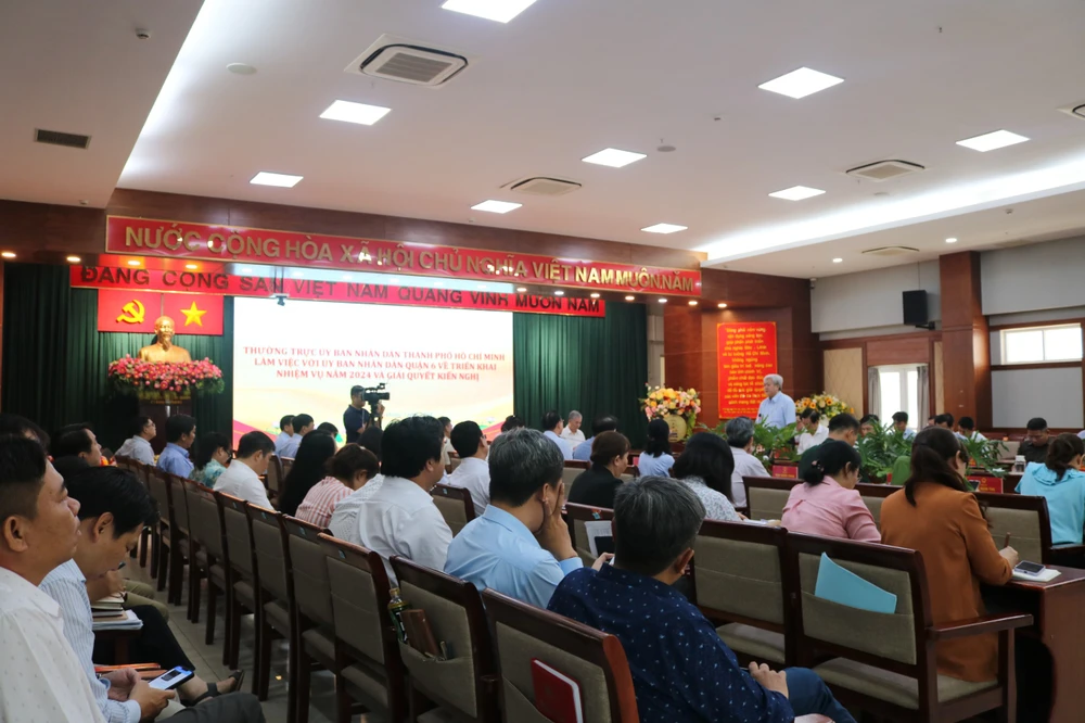 Toàn cảnh buổi làm việc chiều 6-3. Ảnh: HỒNG THẮM toan-canh-buoi-lam-viec.jpg