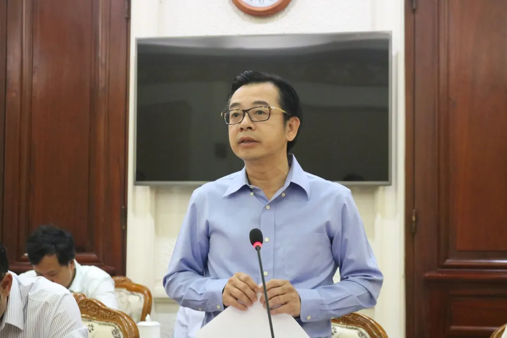 Ông Phạm Minh Mẫn, Chủ tịch UBND quận Tân Phú báo cáo tại buổi làm việc. Ảnh: HỒNG THẮM ong-pham-minh-man.jpg