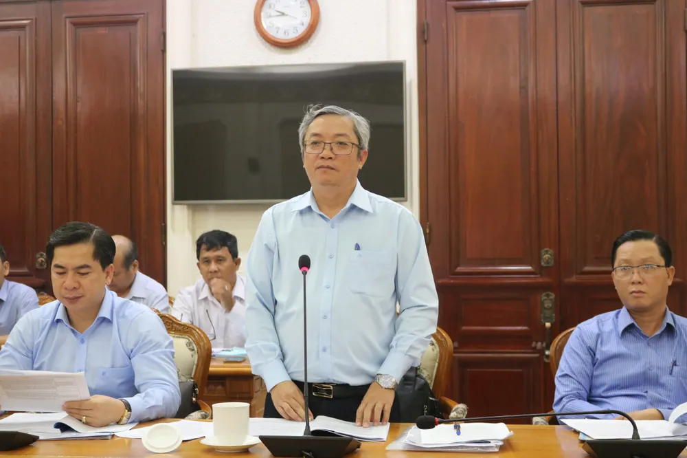 Phó Chủ tịch UBND huyện Nhà Bè Võ Phan Lê Nguyễn báo cáo tại buổi làm việc. Ảnh: HỒNG THẮM Pho-chu-tich-ubnd-huyen-nha-be.jpg