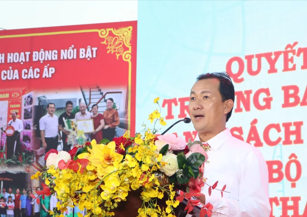 Chủ tịch UBND xã Phú Xuân Nguyễn Thành Trung phát biểu tại buổi lễ. Ảnh: HỒNG THẮM chu-tich-ubnd-xa-phu-xuan.jpg