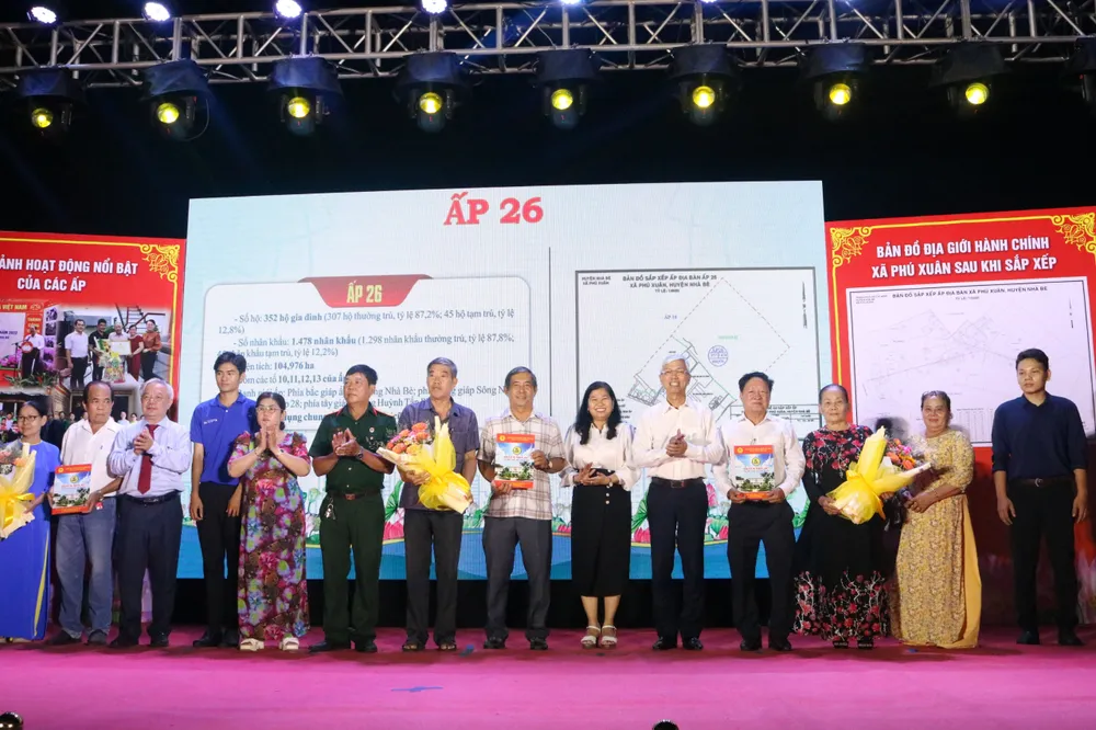 Lãnh đạo TP.HCM trao quyết định nhân sự các khu phố mới tại Lễ công bố Nghị quyết 11 của HĐND TP. Ảnh: HỒNG THẮM Nghị quyết 11 của HĐND TP.HCM