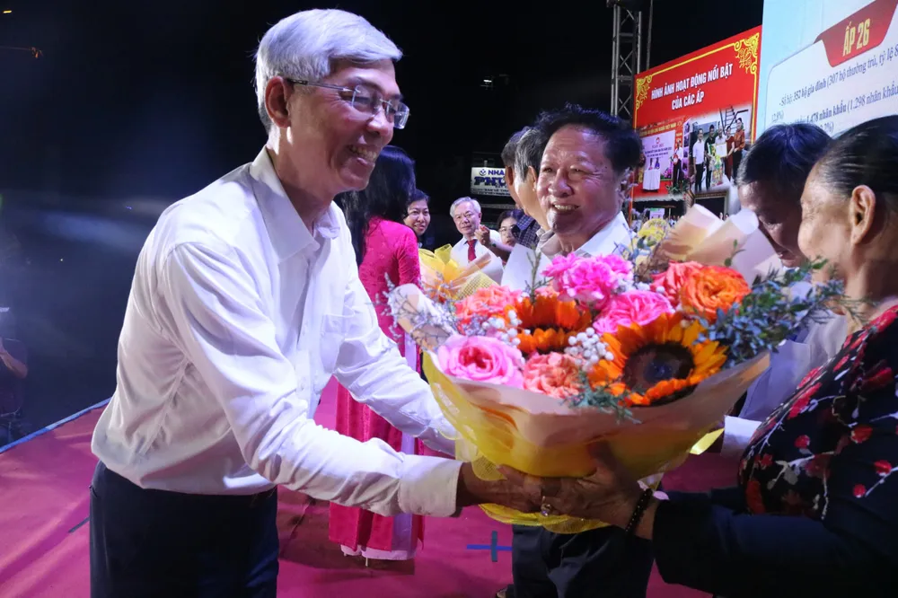 Phó Chủ tịch UBND TP.HCM Võ Văn Hoan trao hoa đến các cán bộ nhận nhiệm vụ mới tại khu phố. Ảnh: HỒNG pho-chu-tich-ubnd-tp-vo-van-hoan-trao-hoa.jpg