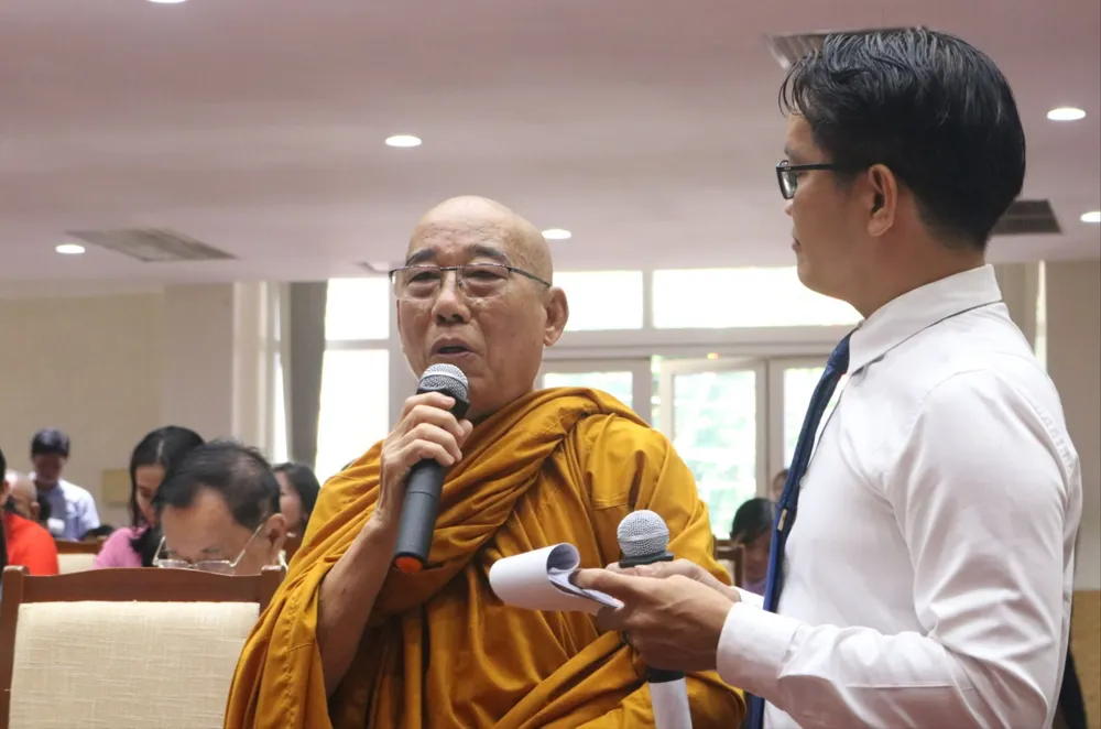 Hòa thượng Thích Minh Lộc - Phó Trưởng ban Từ thiện xã hội Trung ương Giáo hội Phật giáo Việt Nam chia sẻ tại hội nghị. Ảnh: Hồng Thắm học tập và làm theo lời Bác