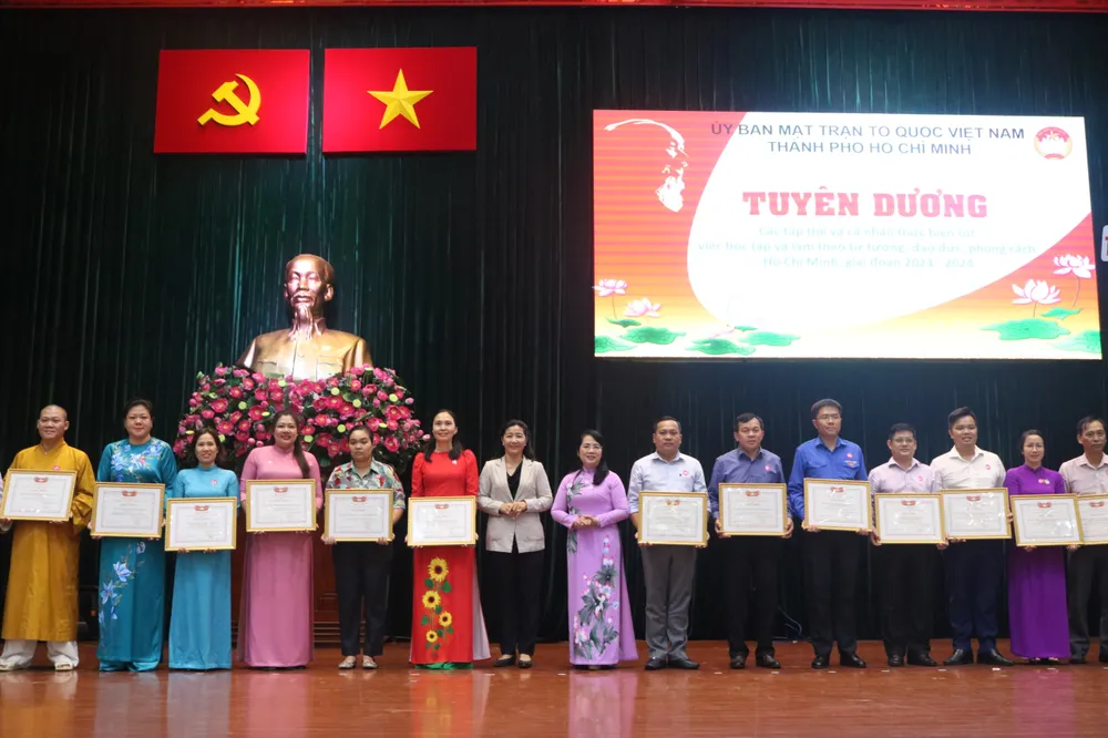 Nhiều tập thể, cá nhân có thành tích xuất sắc trong việc việc học tập và làm theo lời Bác được trao bằng khen. Ảnh: Hồng Thắm hoc-tap-va-lam-theo-loi-Bac.jpg