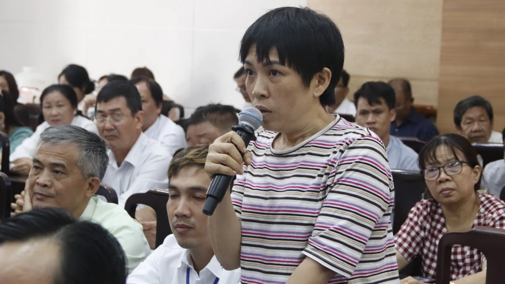 Cử tri Nguyễn Huỳnh Sơn Huyên nêu ý kiến. Ảnh: NT cu-tri-quan-binh-tan.jpg