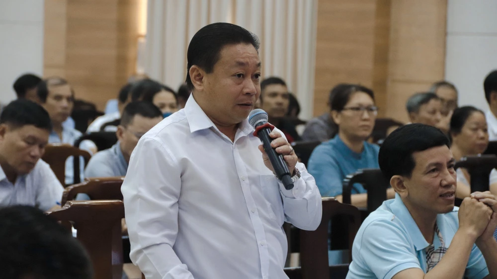 Cử tri Nguyễn Hữu Ngữ nêu ý kiến tại buổi tiếp xúc. Ảnh: NT quan- binh-tan.jpg
