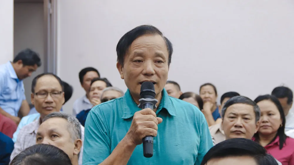 Cử tri Phạm Trung Tuyến nêu ý kiến tại buổi tiếp xúc cử tri quận Tân Bình. Ảnh: NHẬT TRUNG cu-tri-quan-tan-binh-1.jpg