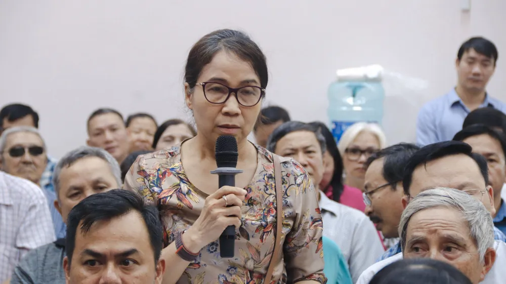 Cử tri Phạm Thị Nguyên nêu bất cập về dự án đường Phạm Văn Bạch. Ảnh: NHẬT TRUNG cu-tri-quan-tan-binh-4.jpg