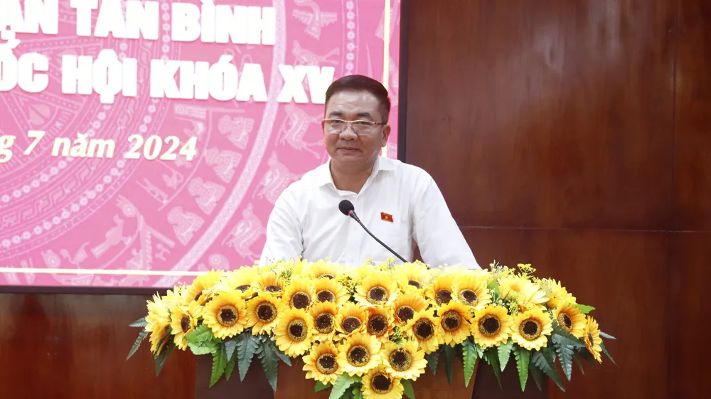 Trung tướng Nguyễn Minh Đức, Phó Chủ nhiệm Ủy ban Quốc phòng và An ninh của QH đã trả lời cử tri tại buổi tiếp xúc. Ảnh: NHẬT TRUNG quận Tân Bình