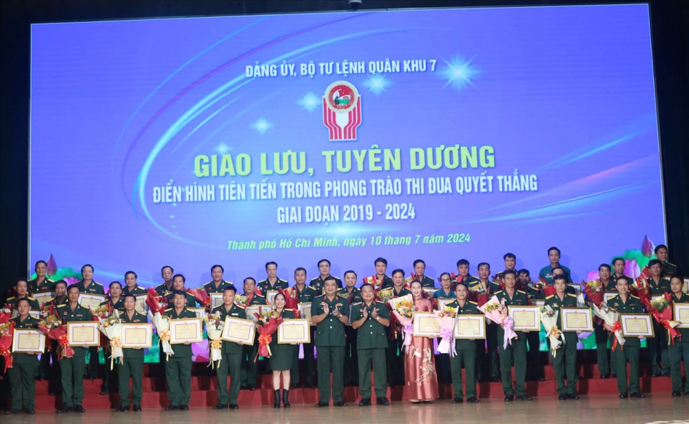 Thủ trưởng Bộ Tư lệnh Quân khu trao bằng khen, tuyên dương các tập thể điển hình trong phong trào thi đua quyết thắng. Ảnh: HỒNG THẮM quân khu 7