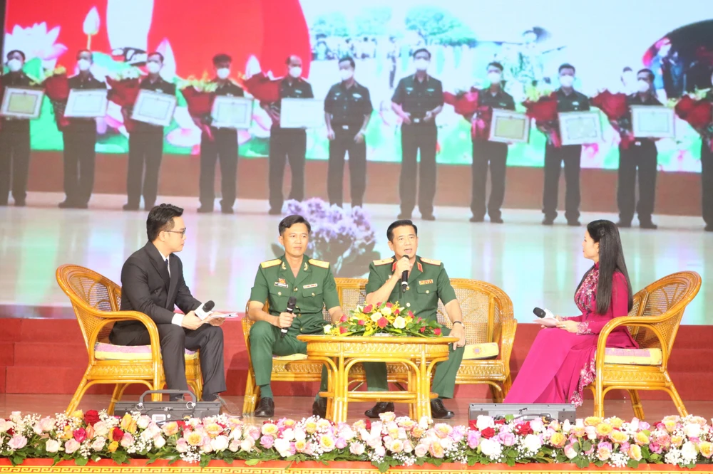 Các tập thể điển hình giao lưu tại chương trình. Ảnh: HỒNG THẮM quan-khu-7.jpg