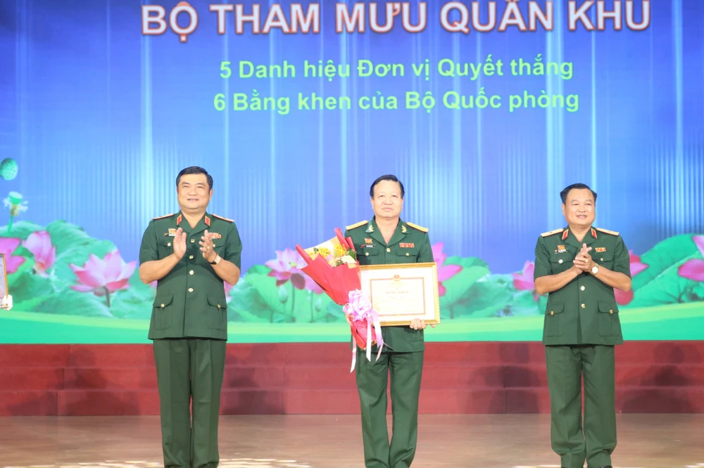 Thủ trưởng Bộ tư lệnh Quân khu 7 trao Bằng khen đến đại diện tập thể điển hình. Ảnh: HỒNG THẮM quan-khu-7-hcm.jpg