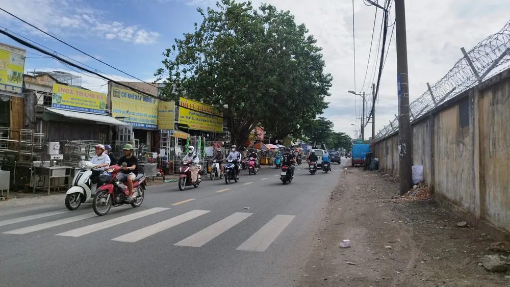 Dự án đường Phạm Văn Bạch vẫn dang dở sau 20 năm triển khai. Ảnh: NHẬT TRUNG duong-pham-van-bach.jpg