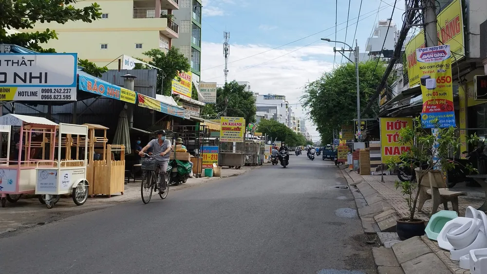 Loạt hàng hóa được bày bán lan ra sát lòng đường Phạm Văn Bạch. Ảnh: NHẬT TRUNG đường Phạm Văn Bạch