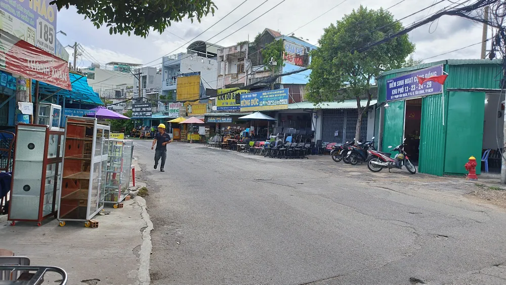 Điểm nghẽn ở ngã ba Phạm Văn Bạch - Tân Sơn với nhiều hộ dân chưa được giải phóng mặt bằng. Ảnh: NHẬT TRUNG pham-van-bach-2.jpg