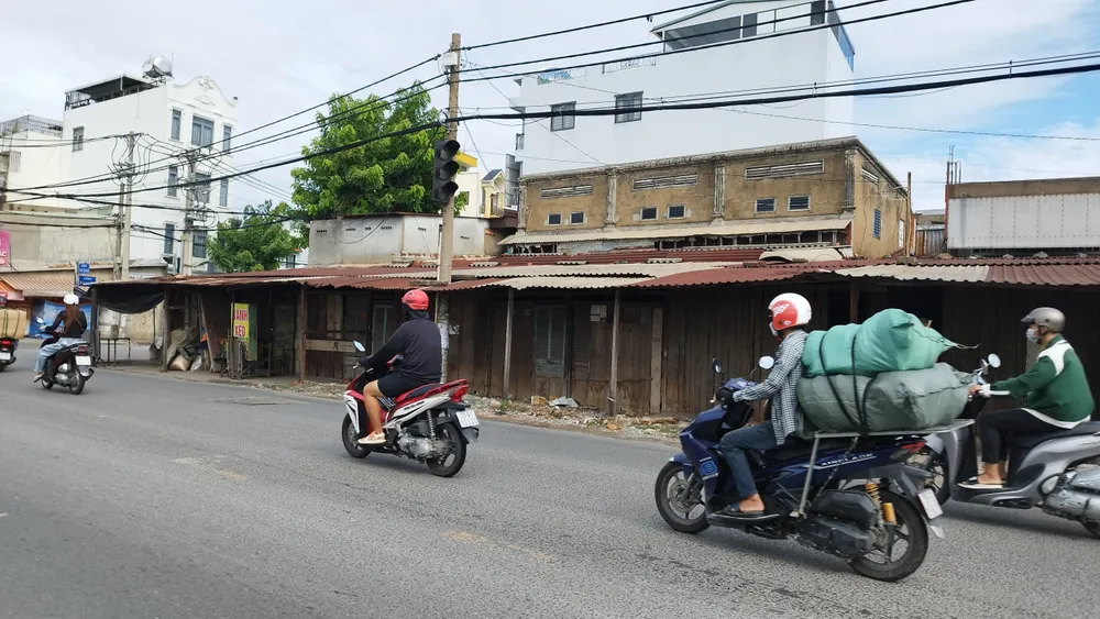 Loạt nhà ở cũ, nguy cơ cháy nổ tăng cao nằm trên đường Phạm Văn Bạch không di dời cũng không sửa chữa. Ảnh: NHẬT TRUNG pham-van-bach-3.jpg