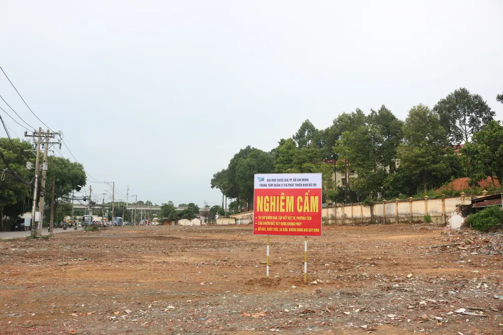 Theo ông Vũ Quốc Hoàng, Giám đốc Ban Quản lý Dự án Xây dựng ĐHQG-HCM, việc quản lý xây dựng chống lấn chiếm, tái lấn chiếm, xây dựng sai phép khu đất trên thuộc thẩm quyền do địa phương quản lý. Mặc dù cả ĐHQG-HCM và địa phương đều chủ động thực hiện nhưng công tác quản lý chưa đạt hiệu quả như mong đợi, dẫn đến tồn tại nhiều trường hợp lấn chiếm. Khu-do-thi-ĐHQG-HCM (19).jpg