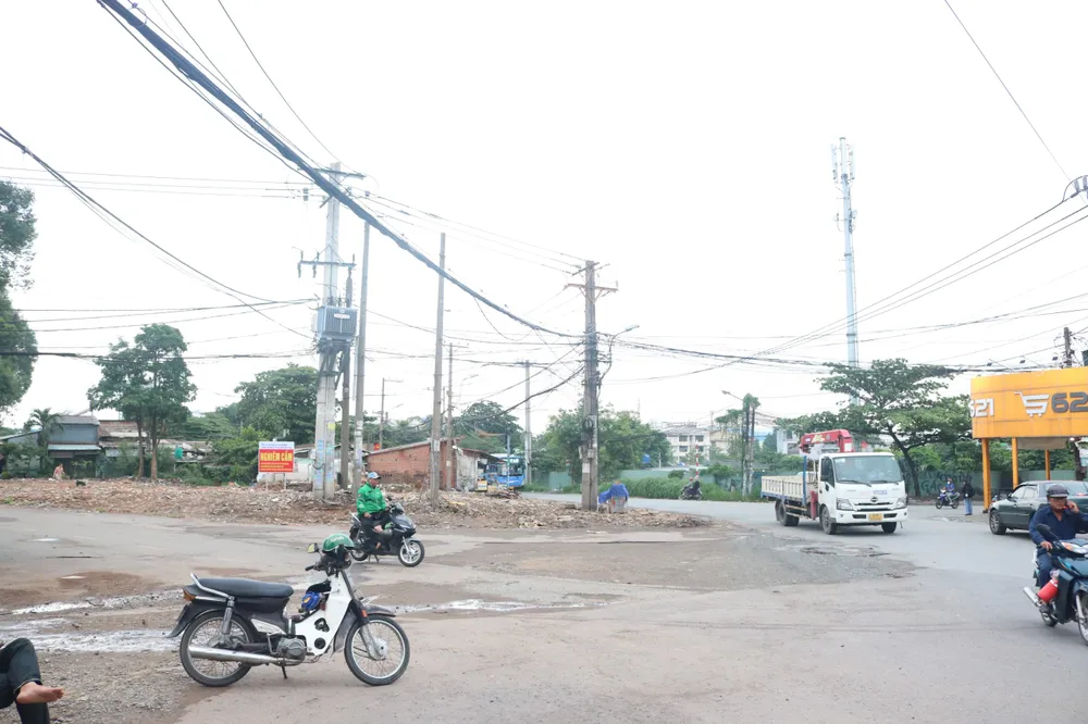 Quy mô tuyến đường dài khoảng 365m, bề rộng đường 48m gồm các làn đường dành cho xe ô tô, vỉa hè dành cho người đi bộ, xe đạp, dãy phân cách, cây xanh, cảnh quan, chiếu sáng… với tổng kinh phí thực hiện khoảng 45 tỉ đồng và sẽ do Ban Quản lý Dự án Xây dựng ĐHQG-HCM là chủ đầu tư dự án . Khu-do-thi-ĐHQG-HCM (41).jpg