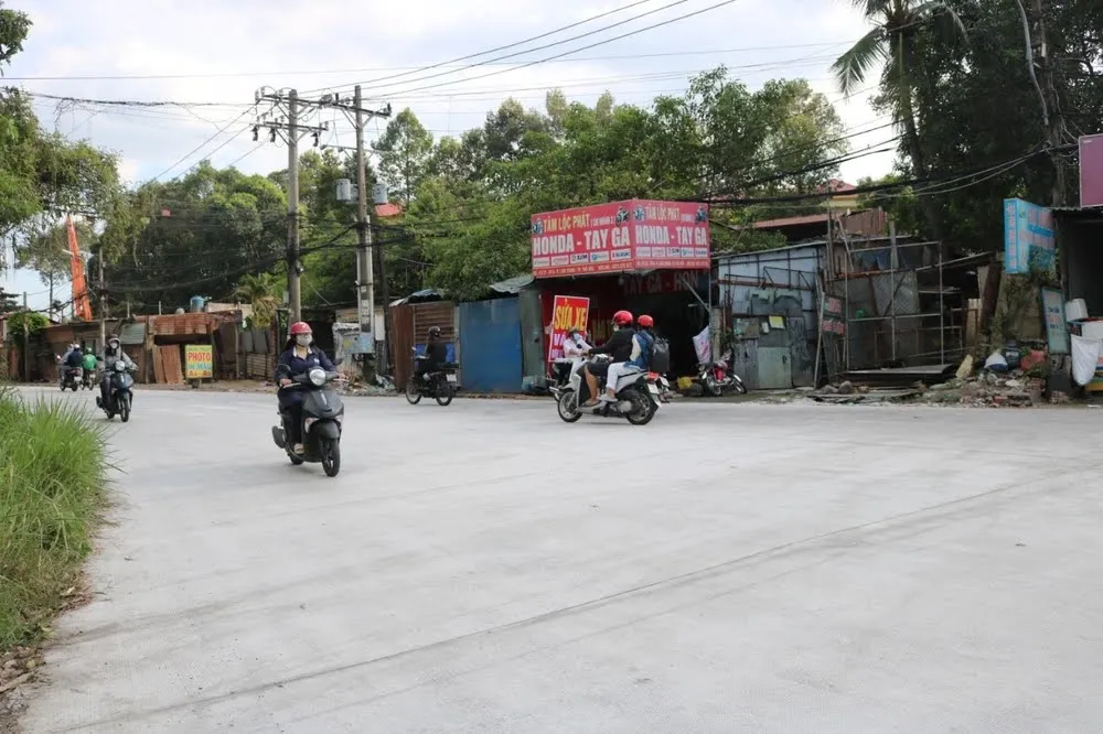 Trước đây, do lỏng lẻo trong công tác quản lý của địa phương, khu đất trên đã xảy ra tình trạng lấn chiếm, xây dựng trái phép nhiều hạng mục công trình của người dân như nhà ở, quán ăn, cửa hàng, nhà trọ, bãi máy xúc,… Khu-do-thi-ĐHQG_HCM.jpg