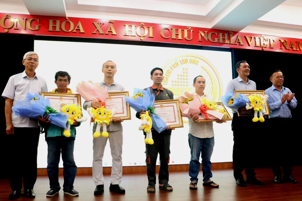 5 "người hùng" có hành động dũng cảm cứu người được trao Bằng khen và Thư khen, quà tặng. Ảnh: HT TP Thủ Đức (3).jpg
