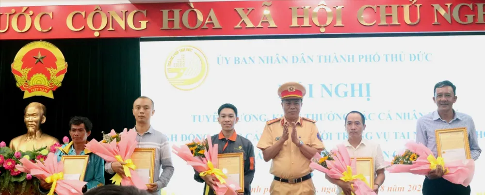 Đại diện Công an TP.HCM trao thư khen thưởng và quà tặng cho các cá nhân. Ảnh: HT TP Thủ Đức (4).jpg