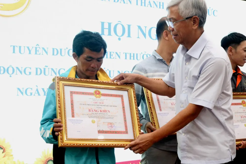 Phó Chủ tịch UBND TP.HCM Võ Văn Hoan trao bằng khen cho một trong 5 cá nhân là tài xế xe ôm công nghệ. Ảnh: HT TP Thủ Đức (5).jpg