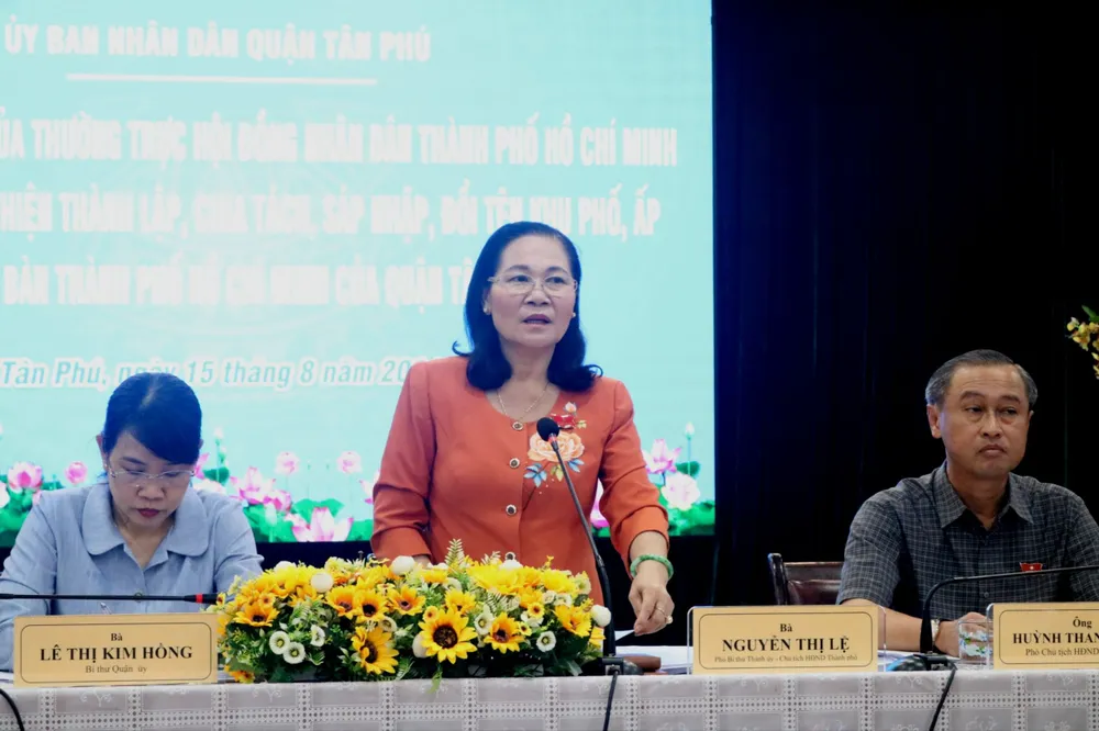 Đoàn giám sát HĐND TP làm việc với quận Tân Phú về việc thực hiện thành lập, chia tách, sáp nhập, đổi tên khu phố, ấp. Ảnh: HT sắp xếp khu phố