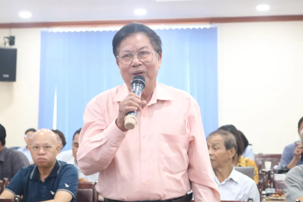 Đại diện khu phố nêu ý kiến tại buổi giám sát. Ảnh: HT sắp xếp khhu phố (8).jpg
