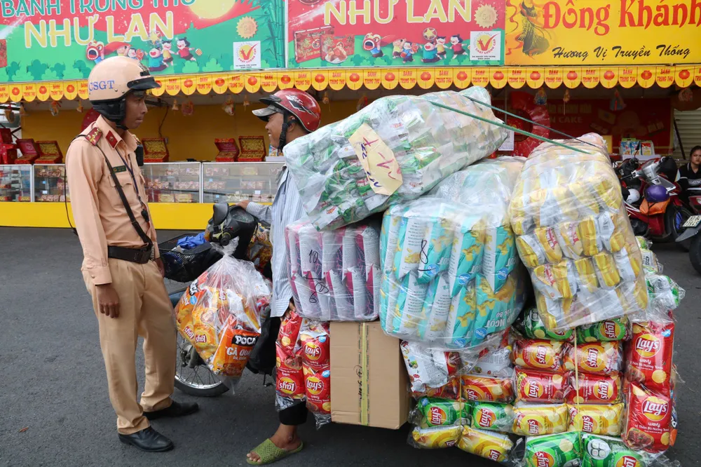 Với trường hợp vi phạm do chở hàng hóa cồng kềnh, người vi phạm sẽ bị phạt 500.000 đồng. Ảnh: NN xe ô tô tải (7).jpg