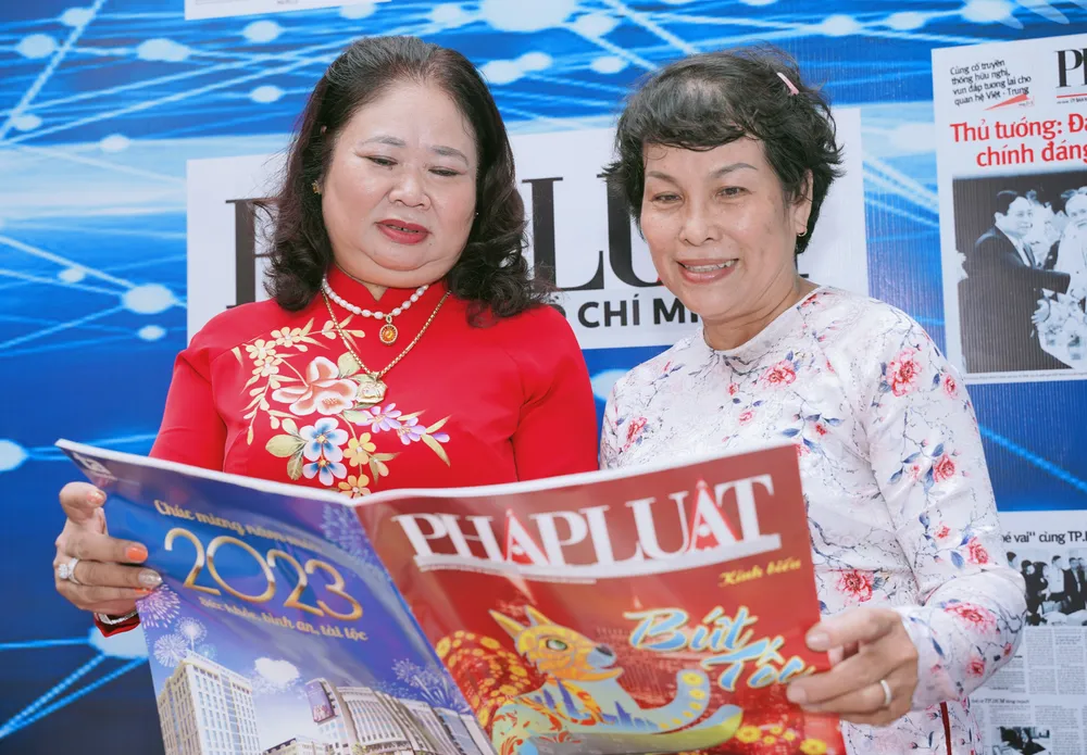 Nhiều kiều bào quan tâm đến các ấn phẩm của Báo Pháp Luật TP.HCM. Ảnh: THUẬN VĂN kiều bào (11).jpg