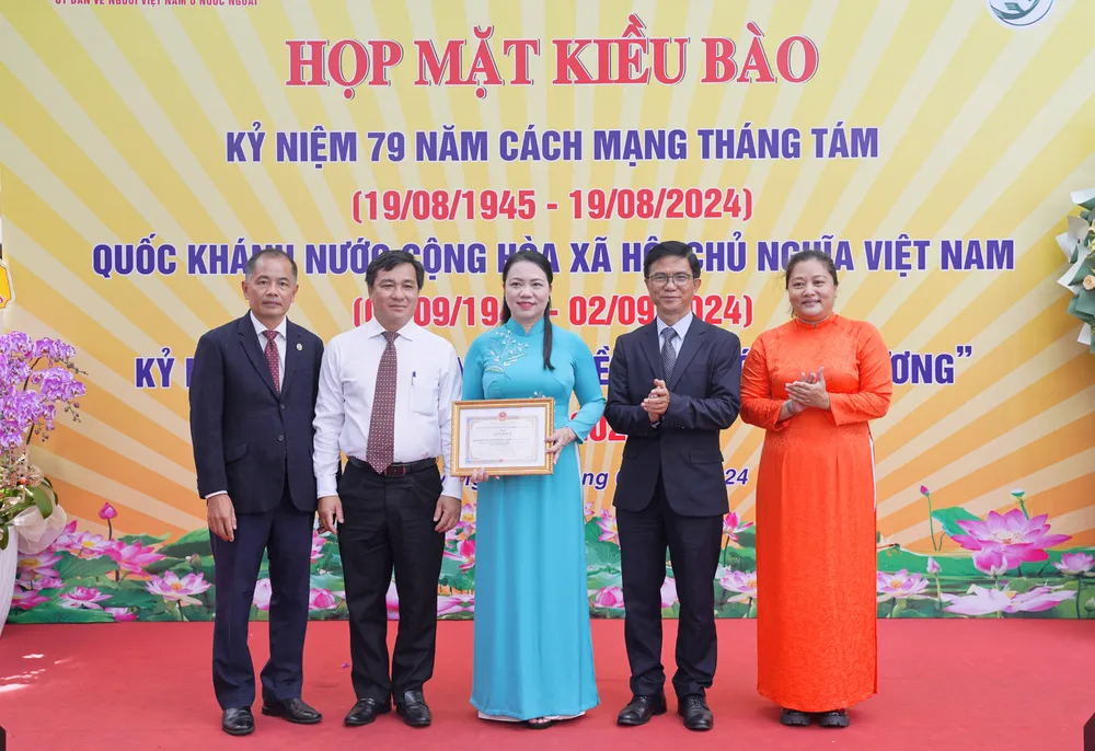 Đại diện lãnh đạo kiều bào trao khen thưởng các cá nhân, tập thể đã có đóng góp trong 15 năm hình thành và phát triển của Bản tin Kiều bào với quê hương. Ảnh: THUẬN VĂN kiều bào (14).jpg