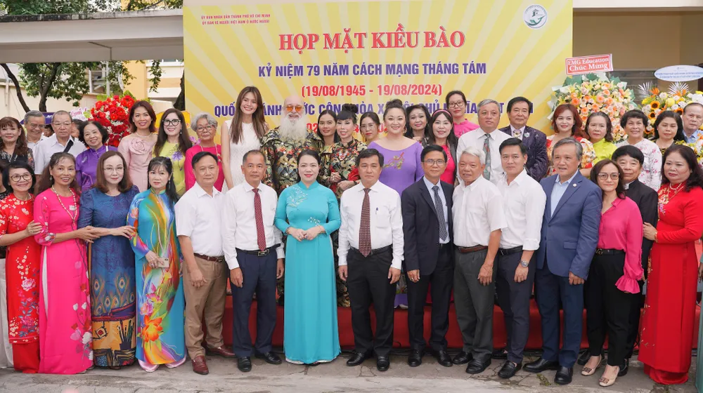 Hội kiều bào chụp ảnh lưu niệm sau chương trình họp mặt. Ảnh: THUẬN VĂN kiều bào (17).jpg