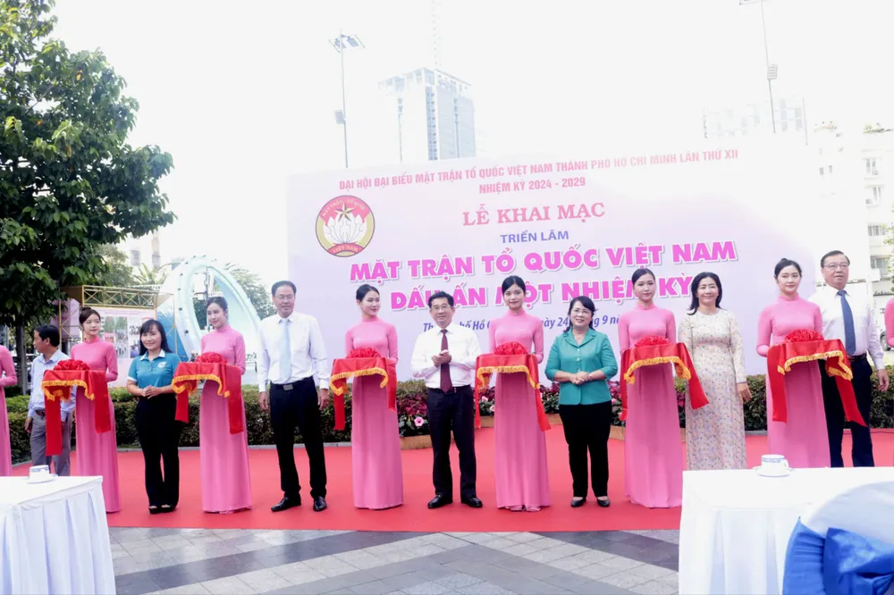 Lãnh đạo TP cắt băng khai mạc triển lãm. Ảnh: HT MTTQ Việt Nam (17).jpg