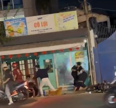 Hai nhóm thanh niên hỗn chiến trên đường Ung Văn Khiêm, quận Bình Thạnh. Ảnh cắt từ clip quận Bình Thạnh.png
