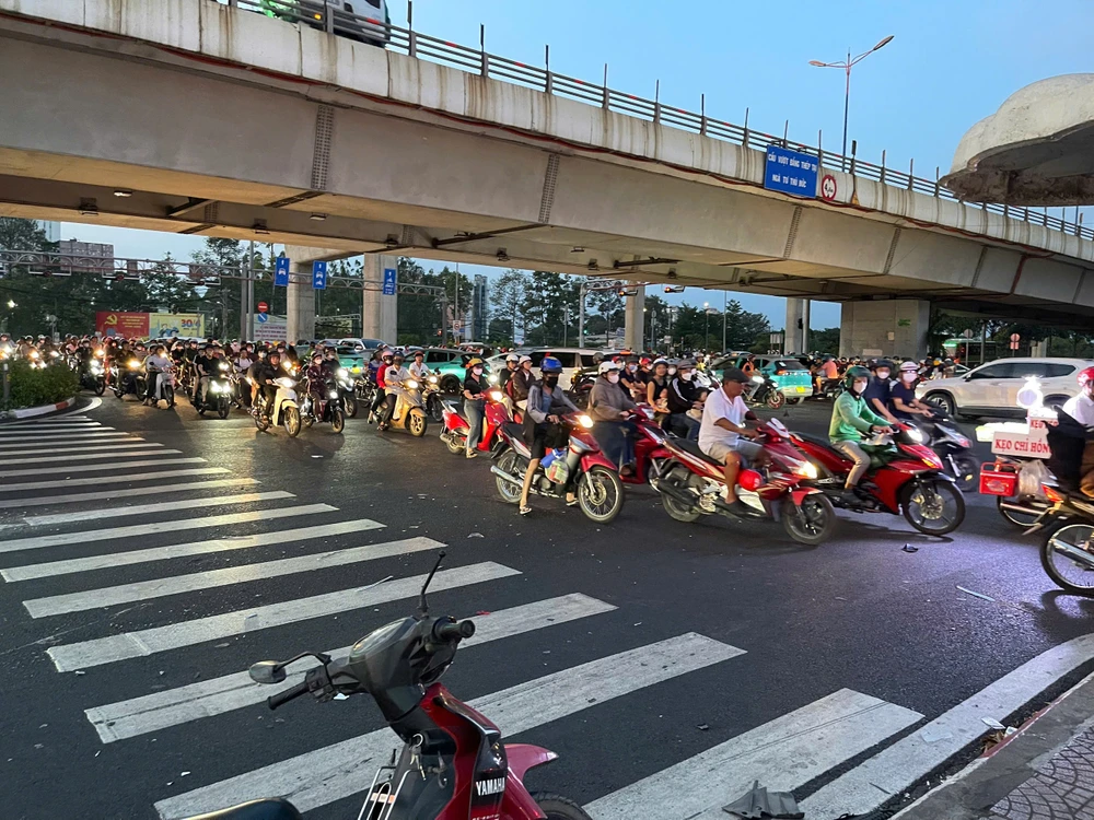 Lực lượng chức năng TP Thủ Đức phối hợp với Đội CSGT Rạch Chiếc nhanh chóng có mặt để phong tỏa hiện trường. Ảnh: HT TP Thủ Đức (5).jpg