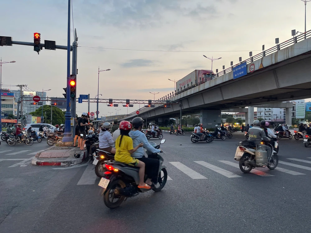 Vụ tai nạn khiến khoảng 10 xe máy bị hất văng, một số người điều khiển máy bánh bị thương nặng. Ảnh: HT TP Thủ Đức (8).jpg
