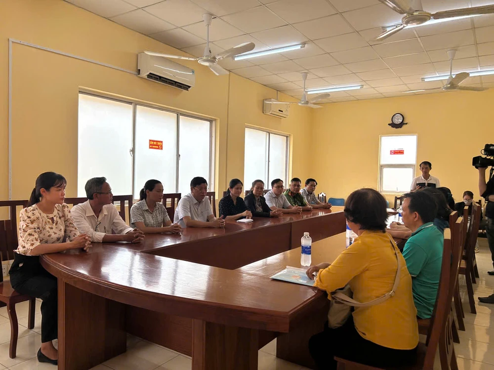 Đoàn công tác quận Bình Thạnh thăm hỏi các tiểu thương bị ảnh hưởng bởi vụ cháy. Ảnh: HỒNG THẮM Chợ Thanh Đa (13).jpg