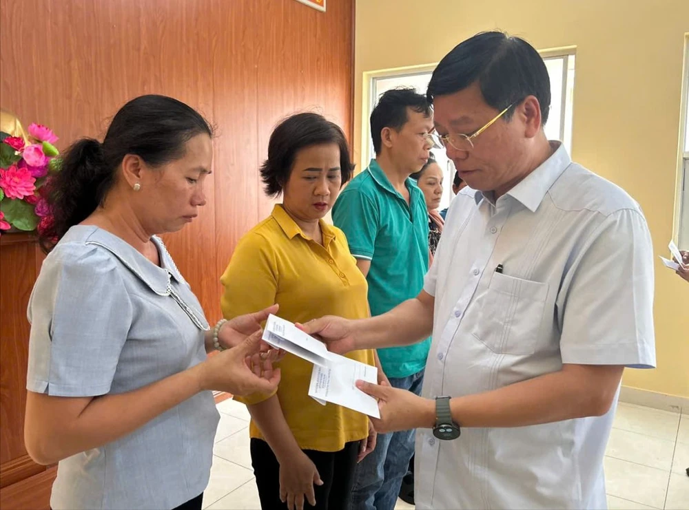 Ông Vũ Ngọc Tuất Bí thư Quận ủy quận Bình Thạnh trao số tiền 5 triệu đồng/hộ nhằm hỗ trợ bước đầu các gia đình bị ảnh hưởng sau vụ cháy. Ảnh: HỒNG THẮM Chợ Thanh Đa (15).jpg