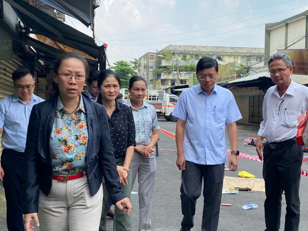Bí thư Quận ủy quận Bình Thạnh Vũ Ngọc Tuất khảo sát hiện trường vụ cháy chợ Thanh Đa xảy ra vào tối 17-3. Ảnh: HỒNG THẮM chợ Thanh Đa (19).jpg
